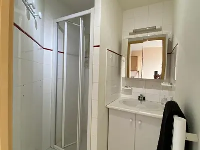 Salle de bains dans l'établissement Appartement T2 avec Terrasse et Parking - Vue Océan - FR-1-379-172
