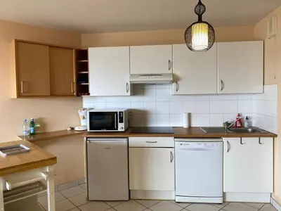 Cuisine ou kitchenette dans l'établissement Appartement T2 avec Terrasse et Parking - Vue Océan - FR-1-379-172