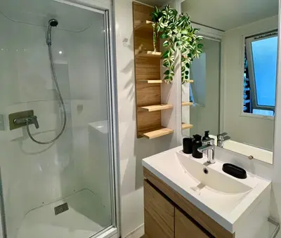 Salle de bains dans l'établissement Bisca wifi, plage, piscines à 2 pas, 6 pers avec Vayny