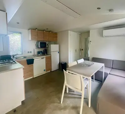 Cuisine ou kitchenette dans l'établissement Bisca wifi, plage, piscines à 2 pas, 6 pers avec Vayny