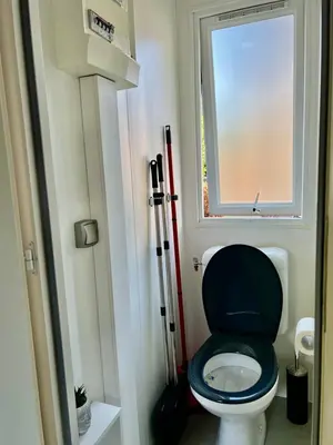 Salle de bains dans l'établissement Bisca wifi, plage, piscines à 2 pas, 6 pers avec Vayny