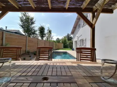 Piscine de l'établissement Oïhana Villa & Suites - Piscine chauffée - 4km de la plage ou située à proximité