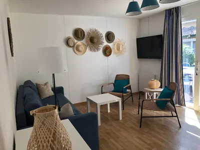 Coin salon dans l'établissement *Jolie maison proche plage et lac marin, avec piscine, tennis à Soustons Plage*