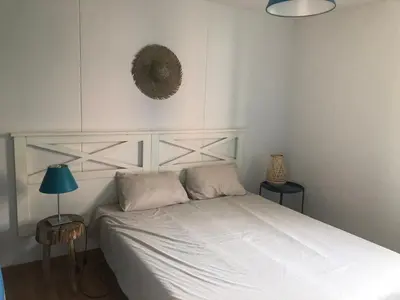 Un ou plusieurs lits dans un hébergement de l'établissement *Jolie maison proche plage et lac marin, avec piscine, tennis à Soustons Plage*