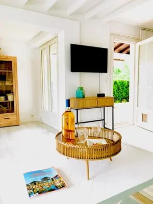 Télévision ou salle de divertissement dans l'établissement Charmante maison pour 6 personnes