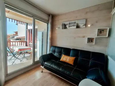 Coin salon dans l'établissement T2 Vue Piscine et Lac