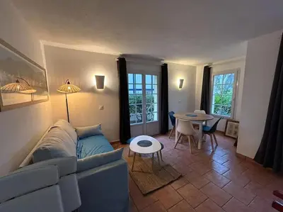 Coin salon dans l'établissement Charmante maison dans résidence avec piscine proche golf et plage