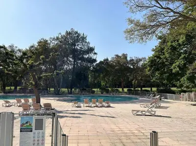 Piscine de l'établissement Charmante maison dans résidence avec piscine proche golf et plage ou située à proximité