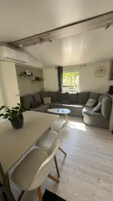 Coin salon dans l'établissement Sbvacances Mobil Home 3ch 2sdb sur Magnifique emplacement avec vue sur la forêt des landes