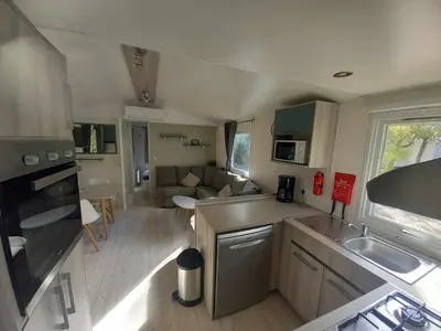 Cuisine ou kitchenette dans l'établissement Sbvacances Mobil Home 3ch 2sdb sur Magnifique emplacement avec vue sur la forêt des landes