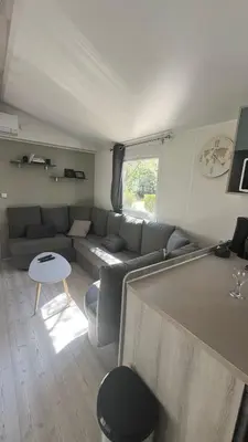 Coin salon dans l'établissement Sbvacances Mobil Home 3ch 2sdb sur Magnifique emplacement avec vue sur la forêt des landes