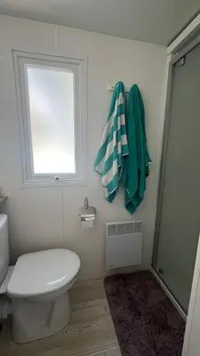 Salle de bains dans l'établissement Sbvacances Mobil Home 3ch 2sdb sur Magnifique emplacement avec vue sur la forêt des landes