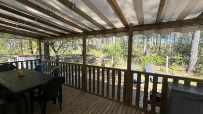Balcon ou terrasse dans l'établissement Sbvacances Mobil Home 3ch 2sdb sur Magnifique emplacement avec vue sur la forêt des landes