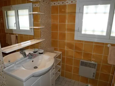 Salle de bains dans l'établissement Maison 6 pers proche plage Santocha avec jardin clôturé et parking - FR-1-413-173