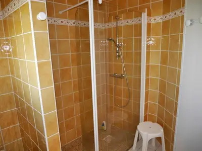 Salle de bains dans l'établissement Maison 6 pers proche plage Santocha avec jardin clôturé et parking - FR-1-413-173