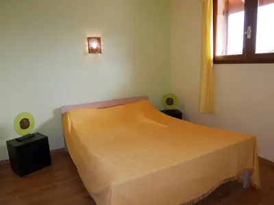 Un ou plusieurs lits dans un hébergement de l'établissement Maison 6 pers proche plage Santocha avec jardin clôturé et parking - FR-1-413-173