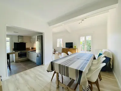 Cuisine ou kitchenette dans l'établissement Maison 6 pers proche plage Santocha avec jardin clôturé et parking - FR-1-413-173