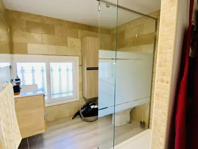 Salle de bains dans l'établissement Maison 6 pers proche plage Santocha avec jardin clôturé et parking - FR-1-413-173