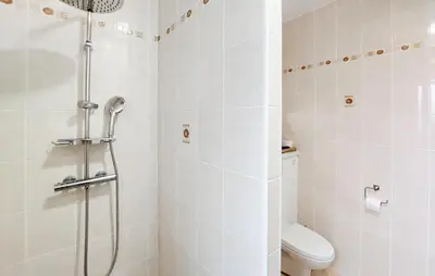 Salle de bains dans l'établissement Nice Home In Linxe With Kitchen