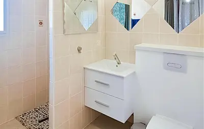 Salle de bains dans l'établissement Nice Home In Linxe With Kitchen