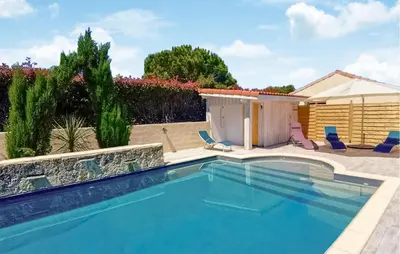 Piscine de l'établissement Nice Home In Linxe With Kitchen ou située à proximité