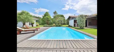 Piscine de l'établissement Le spot Landais - Côté piscine ou située à proximité