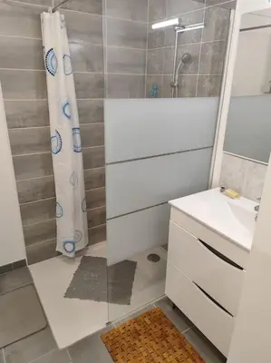 Salle de bains dans l'établissement Maison moderne à Mimizan Idéale pour un séjour au calme