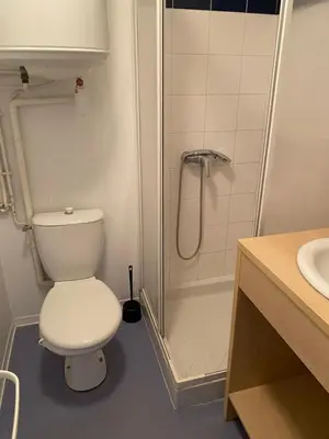 Salle de bains dans l'établissement Maisonnette avec terrasse village vacances, Draps en option