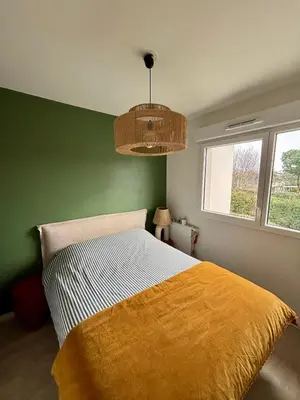 Un ou plusieurs lits dans un hébergement de l'établissement Charmant appartement proche de hossegor et des plages