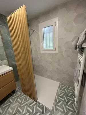 Salle de bains dans l'établissement Magnifique Villa proche Golf & Centre d' Hossegor avec Jacuzzi
