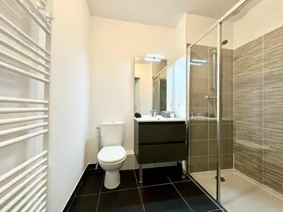 Salle de bains dans l'établissement L'Émeraude - Proche Hôpital - Parking - Clim - Fibre - Terrasse