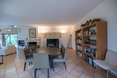 Bibliothèque dans la villa