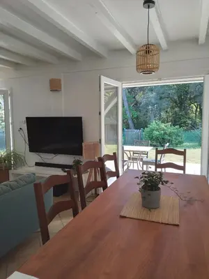 Télévision ou salle de divertissement dans l'établissement Chalet entre océan et foret au calme
