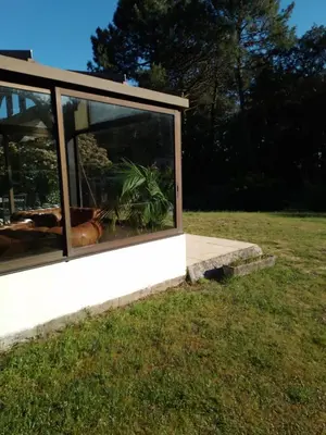 Jardin de l'établissement Chalet entre océan et foret au calme