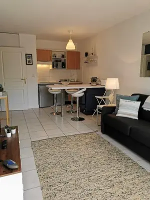 Cuisine ou kitchenette dans l'établissement Appartement cosy proche rue piétonne et plages