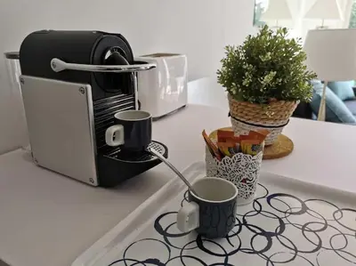Plateau bouilloire dans l'établissement Appartement cosy proche rue piétonne et plages