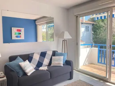 Coin salon dans l'établissement Appartement cosy proche rue piétonne et plages