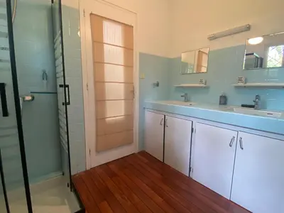 Salle de bains dans l'établissement Villa landaise proche lac d’Hossegor et océan