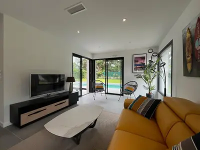 Télévision ou salle de divertissement dans l'établissement Villas-des-oyats - Arena - 8 personnes climatisée piscine chauffée