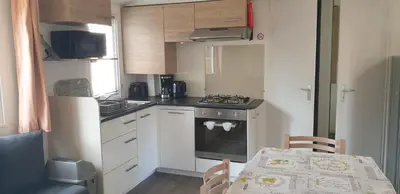 Cuisine ou kitchenette dans l'établissement MH 472 TOUT CONFORT de 36M2 3 chambres 1 salle de bain idéalement situé dans camping 4 étoiles