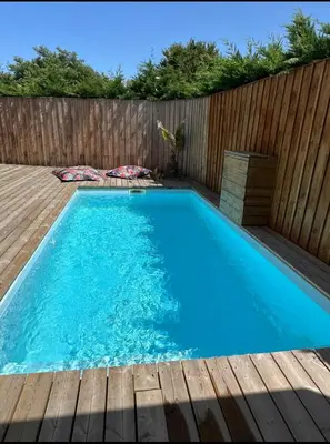 Piscine de l'établissement Maison de vacances au centre Biscarrosse ou située à proximité