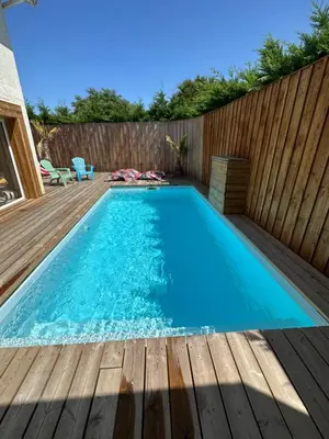 Piscine de l'établissement Maison de vacances au centre Biscarrosse ou située à proximité