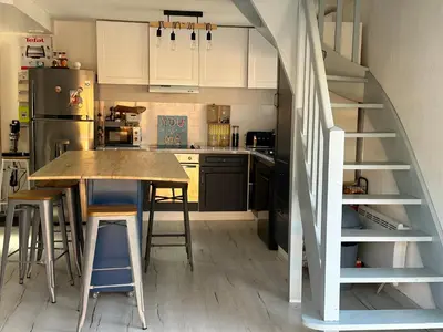 Cuisine ou kitchenette dans l'établissement Maison de vacances au centre Biscarrosse