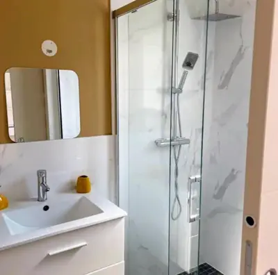 Salle de bains dans l'établissement La villa Baie du Lac