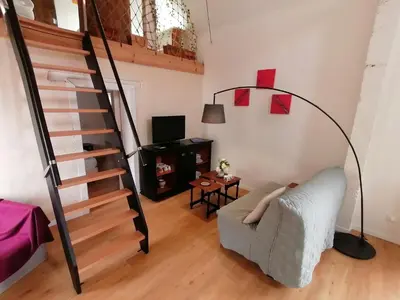 Télévision ou salle de divertissement dans l'établissement Gite avec vue foret - piscine partagée