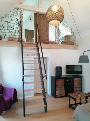 Télévision ou salle de divertissement dans l'établissement Gite avec vue foret - piscine partagée