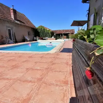 Gite avec vue foret - piscine partagée