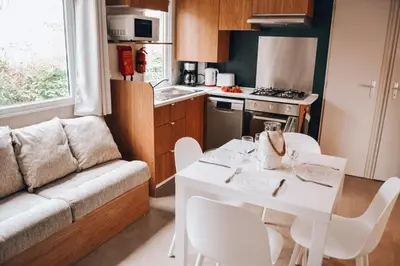 Cuisine ou kitchenette dans l'établissement Bungalow - Camping de la plage
