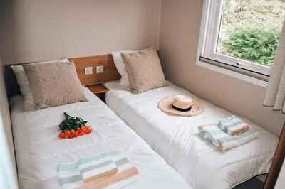 Un ou plusieurs lits dans un hébergement de l'établissement Bungalow - Camping de la plage