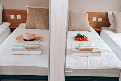 Un ou plusieurs lits dans un hébergement de l'établissement Bungalow - Camping de la plage